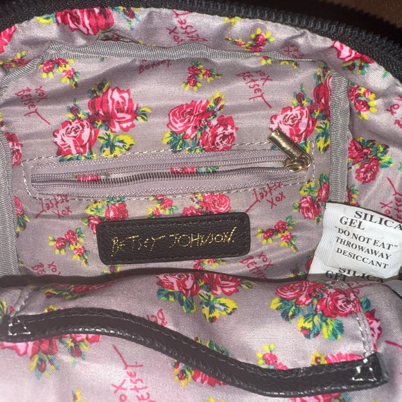 Betsey Johnson-Vampire Lips and Sugar Skull Cross Body- Flower Interior-Like New - Picture 4 of 10